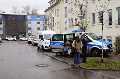 Stuttgart Stammheim: Mann verschuettet Benzin in Wohnung und droht mit entzuenden